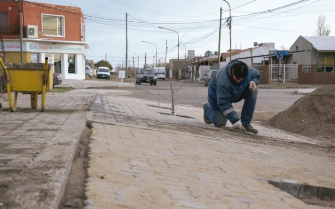Rawson mejora veredas y accesos en instituciones locales