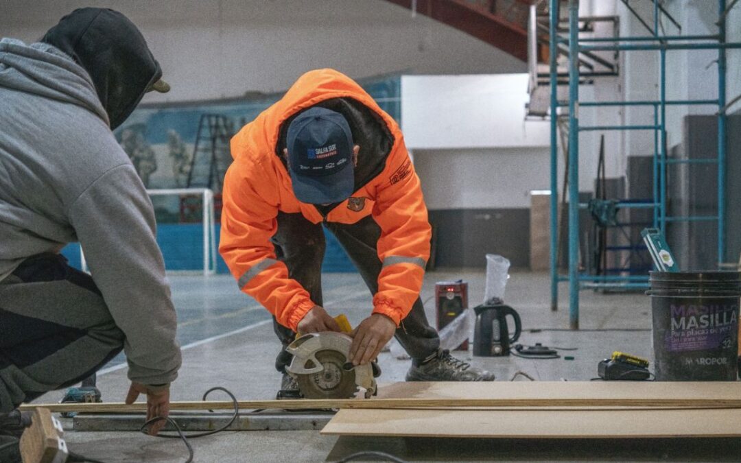 Obras públicas de Rawson ejecuta mejoras estructurales en el gimnasio “Héroes de Malvinas” de Playa Unión