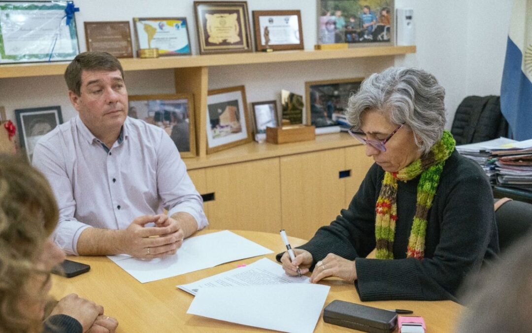 La municipalidad de Rawson y la Universidad del Chubut firmaron un convenio para dictar el curso de cuidados de personas mayores con orientación asociativa
