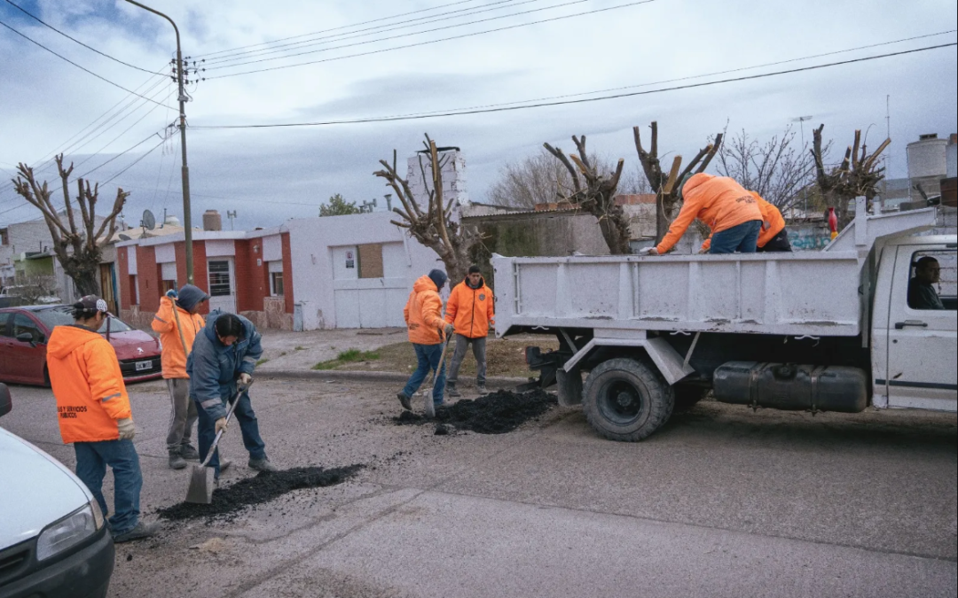 Plan de bacheo municipal: Rawson interviene calles céntricas y barriales