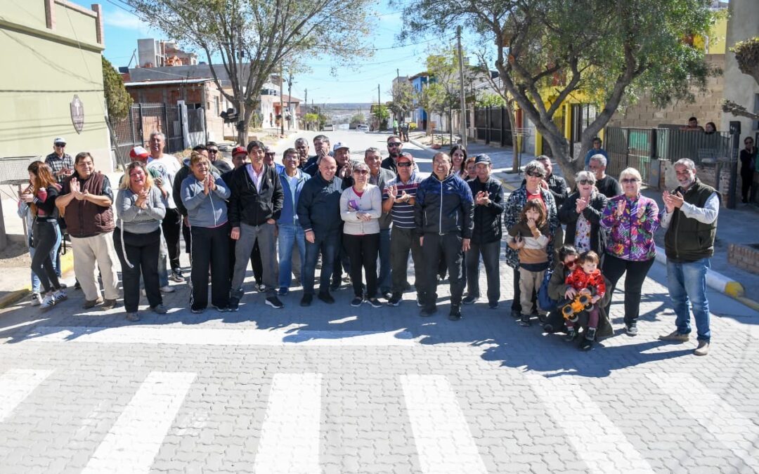 Avanza el adoquinado en calles de Madryn: Sastre habilitó nuevo tramo en calle La Plata