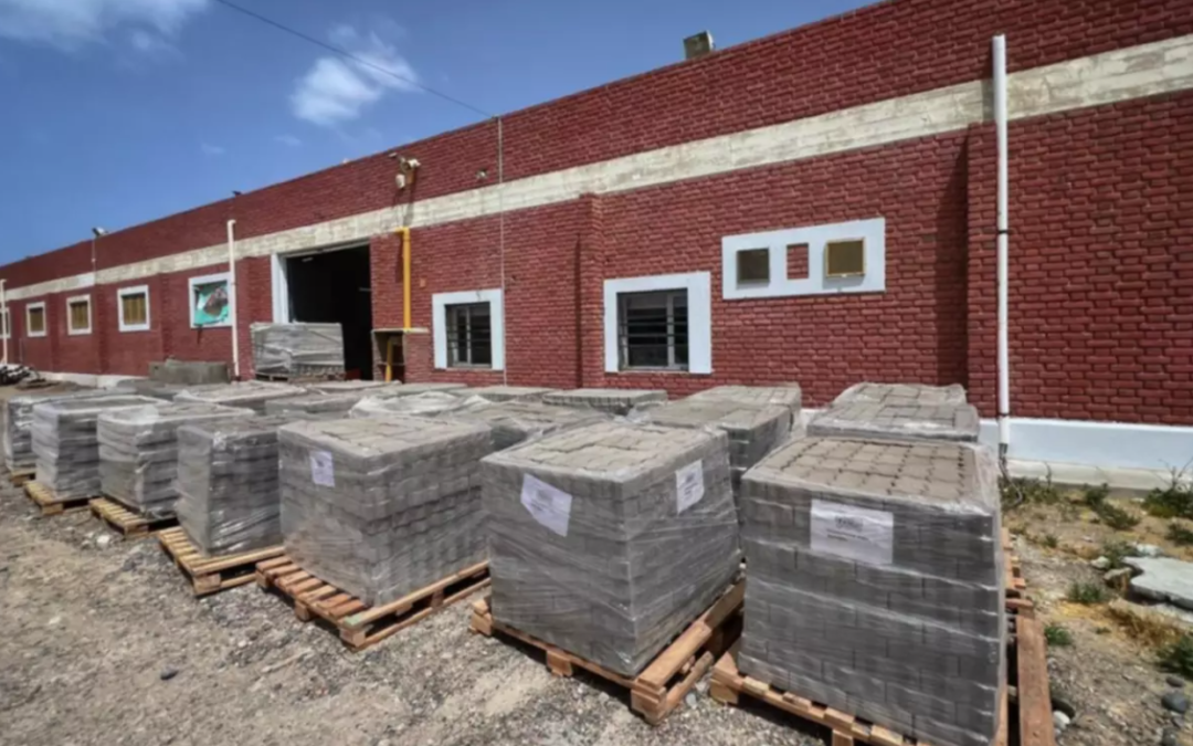 La planta municipal de Rawson ya produce 2.000 adoquines diarios