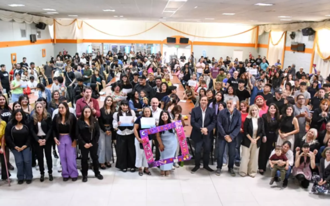 Sastre entregó certificados de capacitaciones